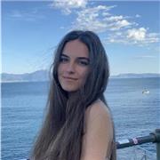 Studentessa multilingue offre lezioni private online di italiano